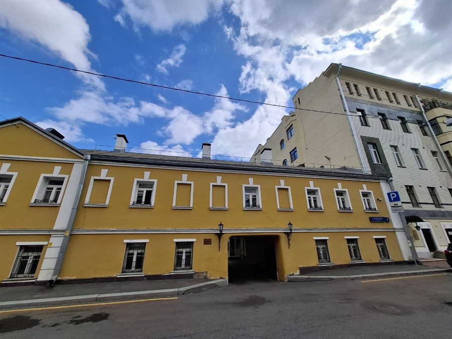 Фасад и арка подворотни