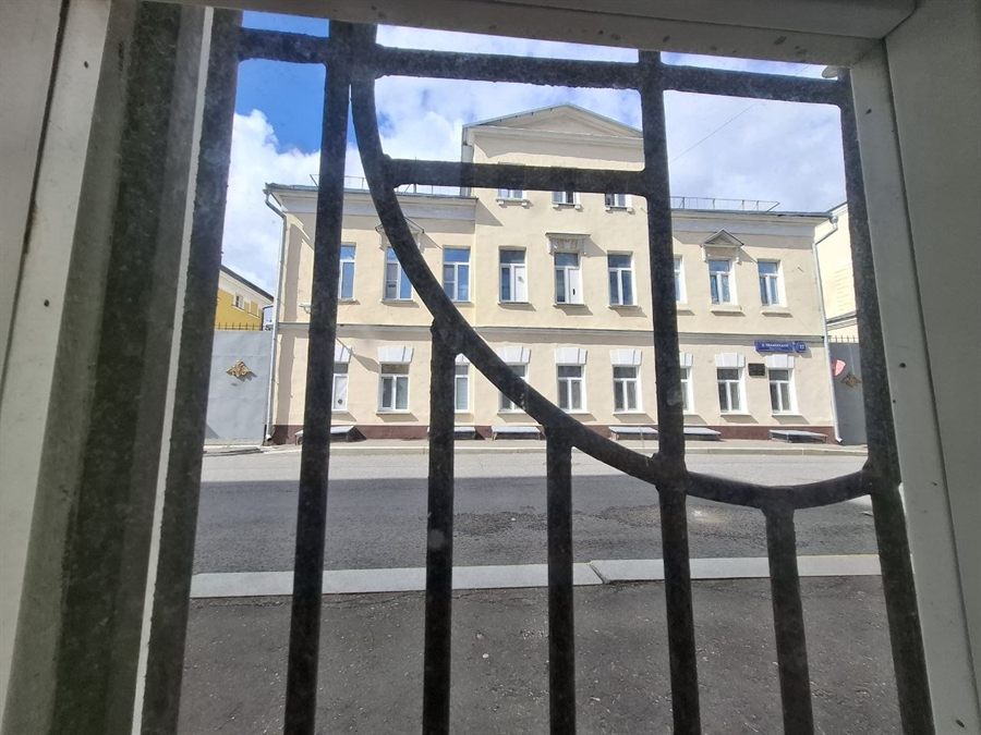 Окно с кованой решёткой